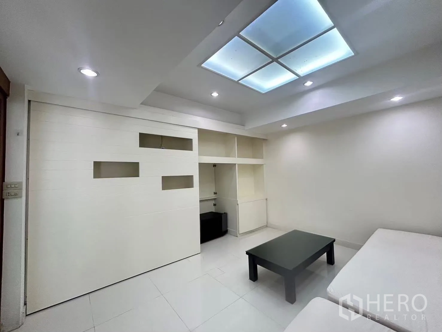 Detached House for rent in Suan Luang, Bangkok - Small lounge with built‑in media wall and skylight.