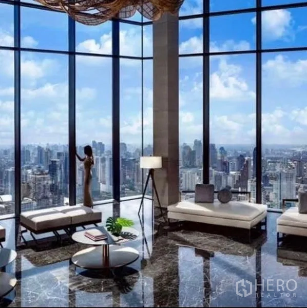 公寓 出租或出售 - 高层住户会所，通高玻璃墙，俯瞰曼谷天际线。