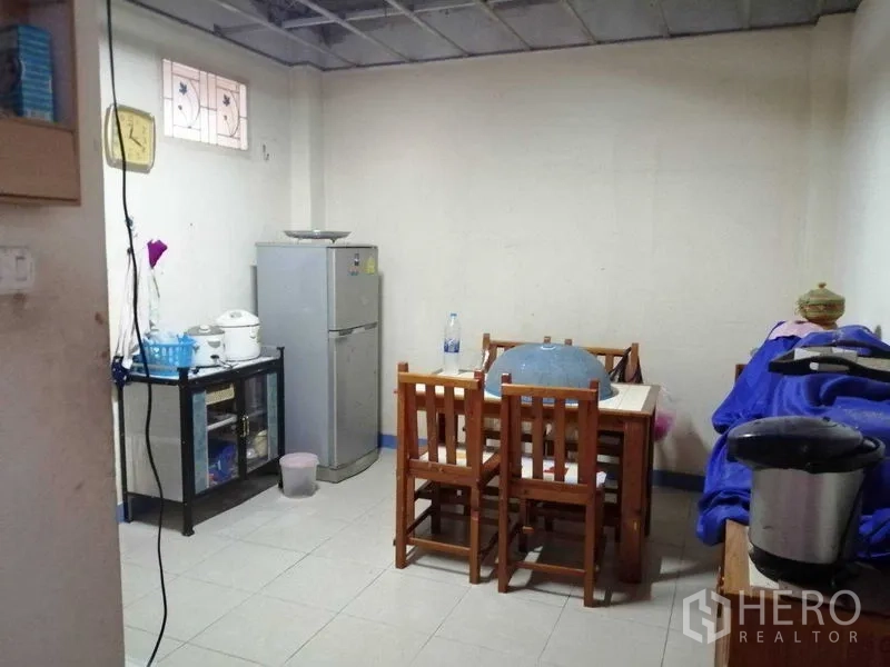บ้าน ขายในPrawet, Bangkok - พื้นที่ทานข้าวขนาดกะทัดรัด โต๊ะไม้ ตู้เย็น และชั้นเก็บของ