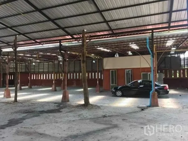 คลังสินค้า ให้เช่าหรือขายในKhlong Sam Wa, Bangkok - ภายในโกดังโครงหลังคาเหล็ก โคมไฟแขวน และผนังอิฐระบายอากาศ