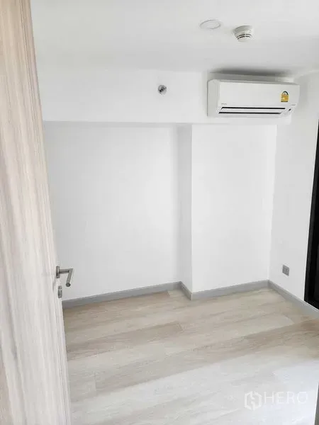 คอนโด ขายในSathon, Bangkok - ห้องนอนโล่งผนังสีขาว พื้นไม้โทนอ่อน พร้อมแอร์ติดผนัง