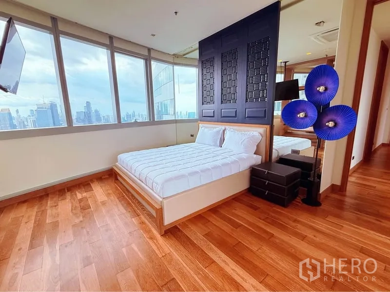 คอนโด ให้เช่าหรือขายในKhlong Toei, Bangkok - ห้องนอนมุมอาคาร กระจกโค้งรอบด้าน พื้นไม้ และวิวเมือง