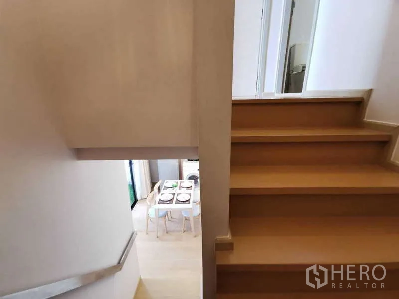 คอนโด ให้เช่าหรือขายในWatthana, Bangkok - มุมมองจากบันไดลงสู่พื้นที่ครัวและโต๊ะทานข้าวด้านล่าง