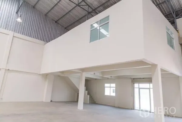 工厂 出租在Phra Samut Chedi, Samut Prakan - 夹层办公室近景，楼梯与一层出入口