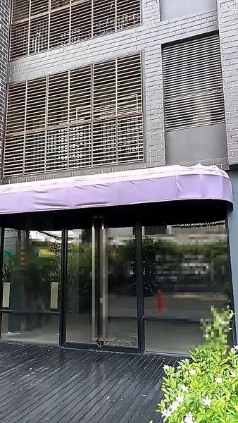 零售空间 出租在Khlong Toei, Bangkok - 临街店面外观，玻璃门与紫色遮阳篷的现代立面。