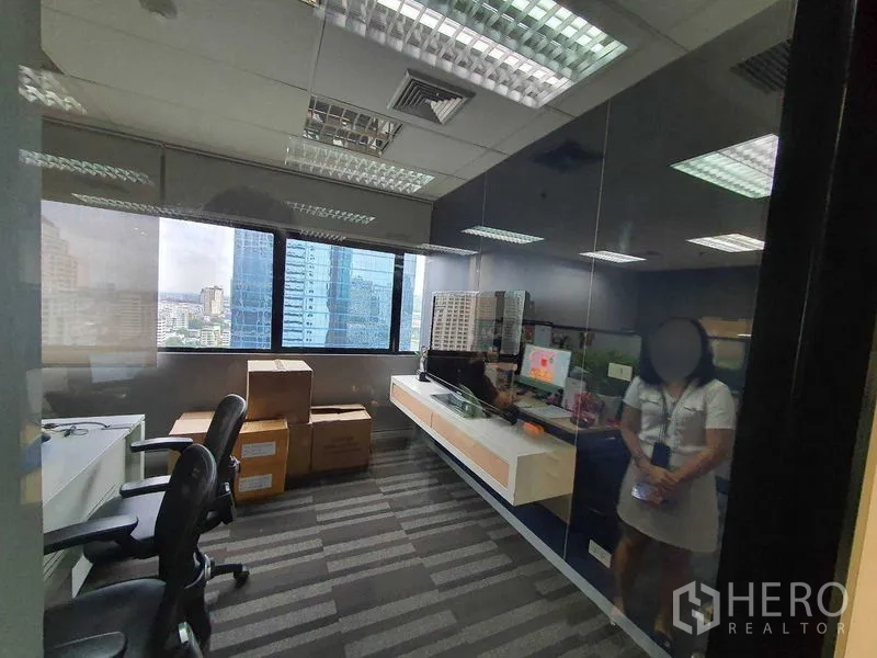 สำนักงาน ให้เช่าในWatthana, Bangkok - ห้องทำงานส่วนตัวผนังกระจก มองเห็นวิวเมือง และชั้นบิลท์อิน