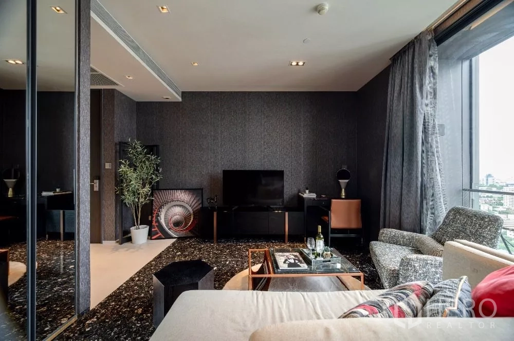 公寓 出租或出售在Khlong Toei, Bangkok - 客厅设电视柜、扶手椅与落地大窗，框出城市景观。