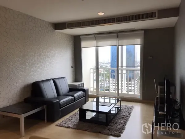 คอนโด ให้เช่าหรือขายในWatthana, Bangkok - ห้องนั่งเล่นสว่างพร้อมโต๊ะกลางกระจกและประตูบานเลื่อนออกระเบียง