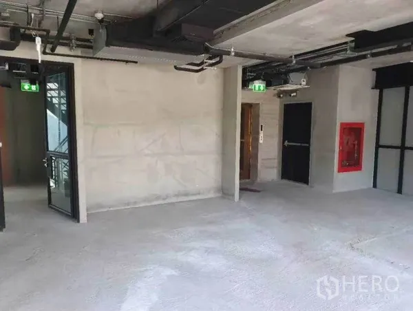 พื้นที่ขายปลีก ให้เช่าในWatthana, Bangkok - โถงภายในมีลิฟต์ ทางหนีไฟ และตู้สายฉีดดับเพลิงภายในพื้นที่ยังไม่ตกแต่ง