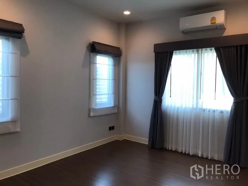 独立式住宅 出租在Bang Kapi, Bangkok - 备用卧室或多功能房，装有空调与窗帘。