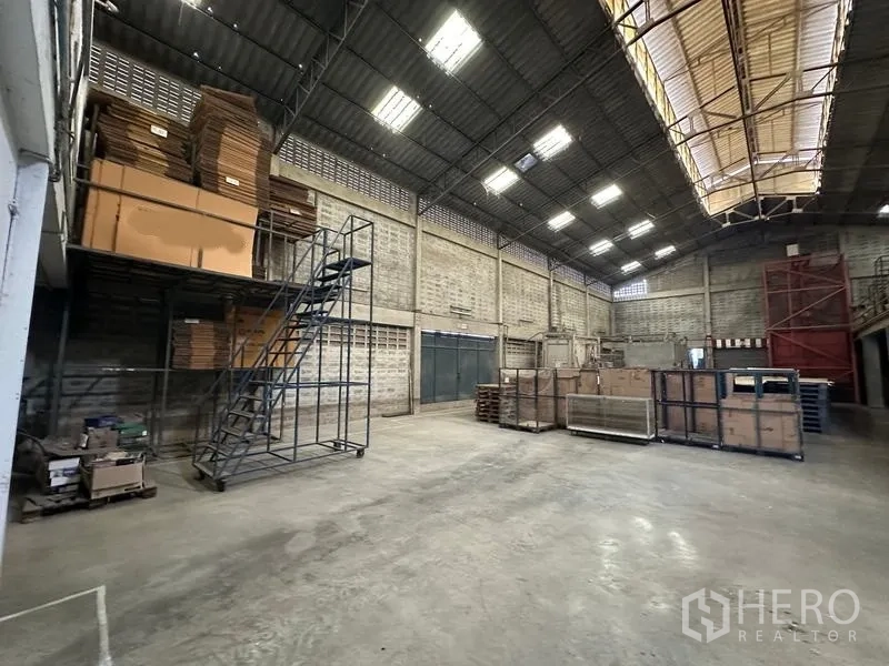 โรงงาน ให้เช่าในLam Luk Ka, Pathum Thani - พื้นที่โกดังพร้อมแท่นบันไดเหล็กและลังสินค้า