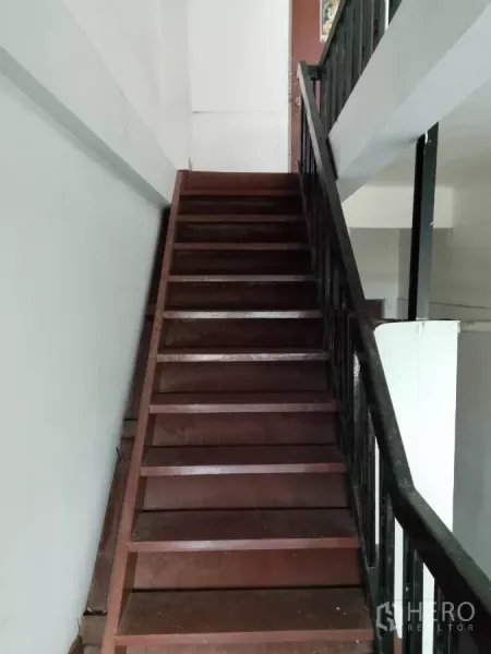 店屋 出租在Bang Rak, Bangkok - 店屋内部木楼梯，配金属扶手。