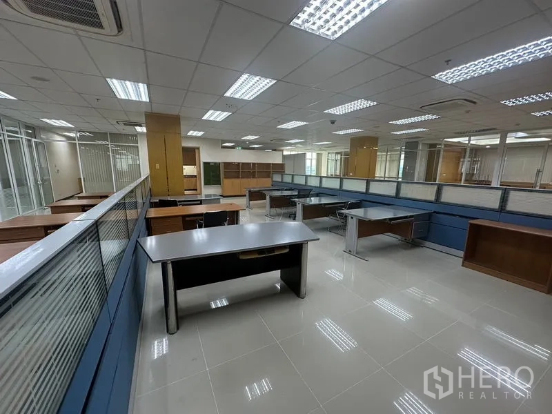 办公空间 出租在Suan Luang, Bangkok - 开放办公区，公共工位、隔断与明亮顶灯。