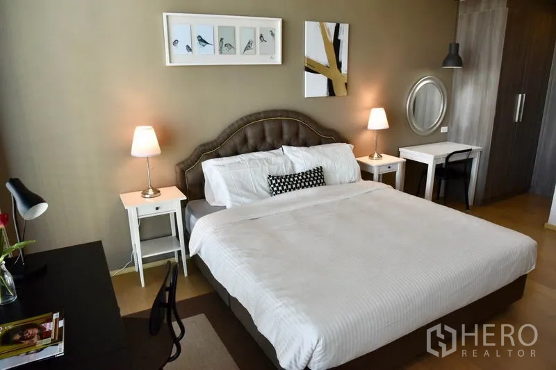 คอนโด ให้เช่าในPhaya Thai, Bangkok - ห้องนอนหัวเตียงบุหนัง ตกแต่งภาพศิลป์ โคมไฟคู่ พร้อมตู้เสื้อผ้าและโต๊ะทำงาน.