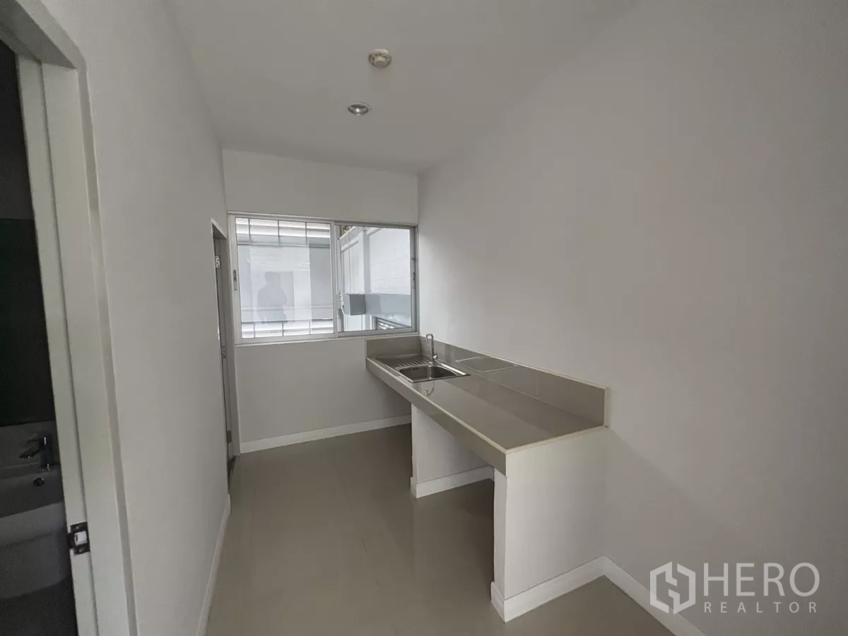 工厂 出租在Bang Phli, Samut Prakan - 茶水间，长台面与不锈钢水槽