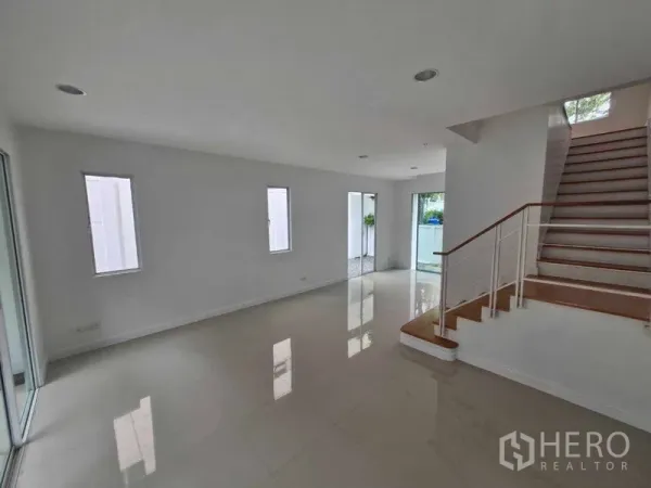 独立式住宅 出售在Rat Burana, Bangkok - 采光充足的一层客厅，大窗与楼梯