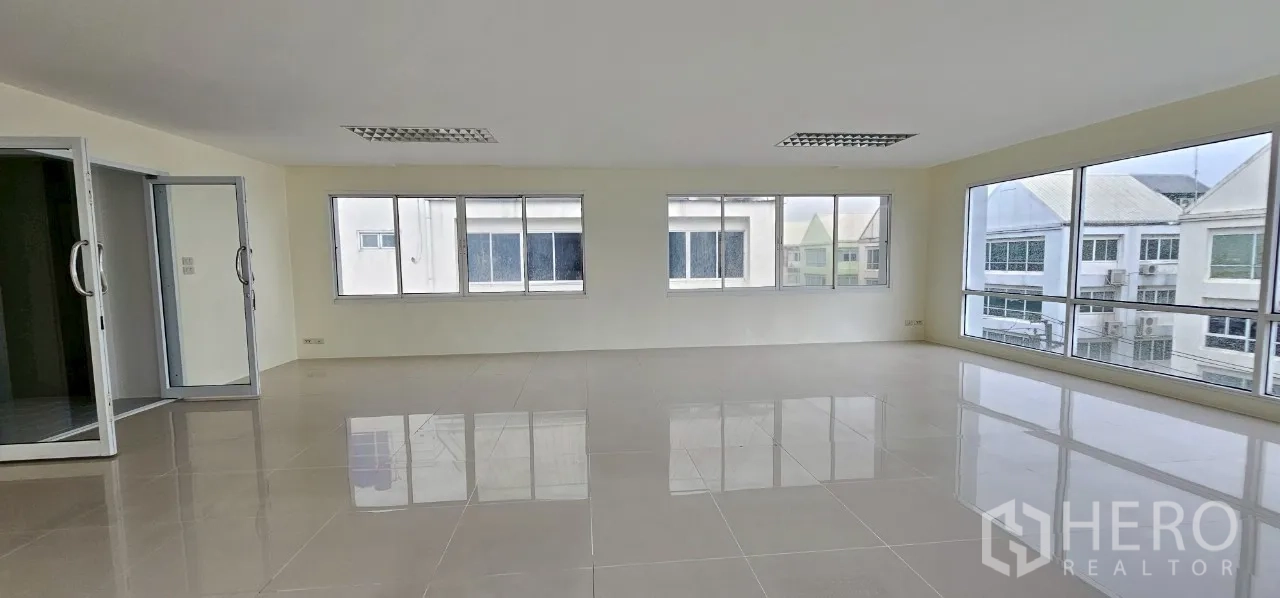 Office Space for rent in Bueng Kum, Bangkok - Outdoor-style emergency stair with skylight and white painted walls.