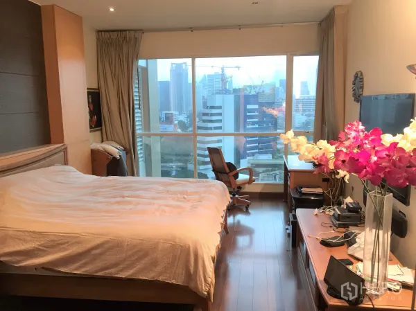 คอนโด ขายในPathum Wan, Bangkok - ห้องนอนเตียงคิงพร้อมหน้าต่างสูงจากพื้นจรดเพดานชมวิวเมือง