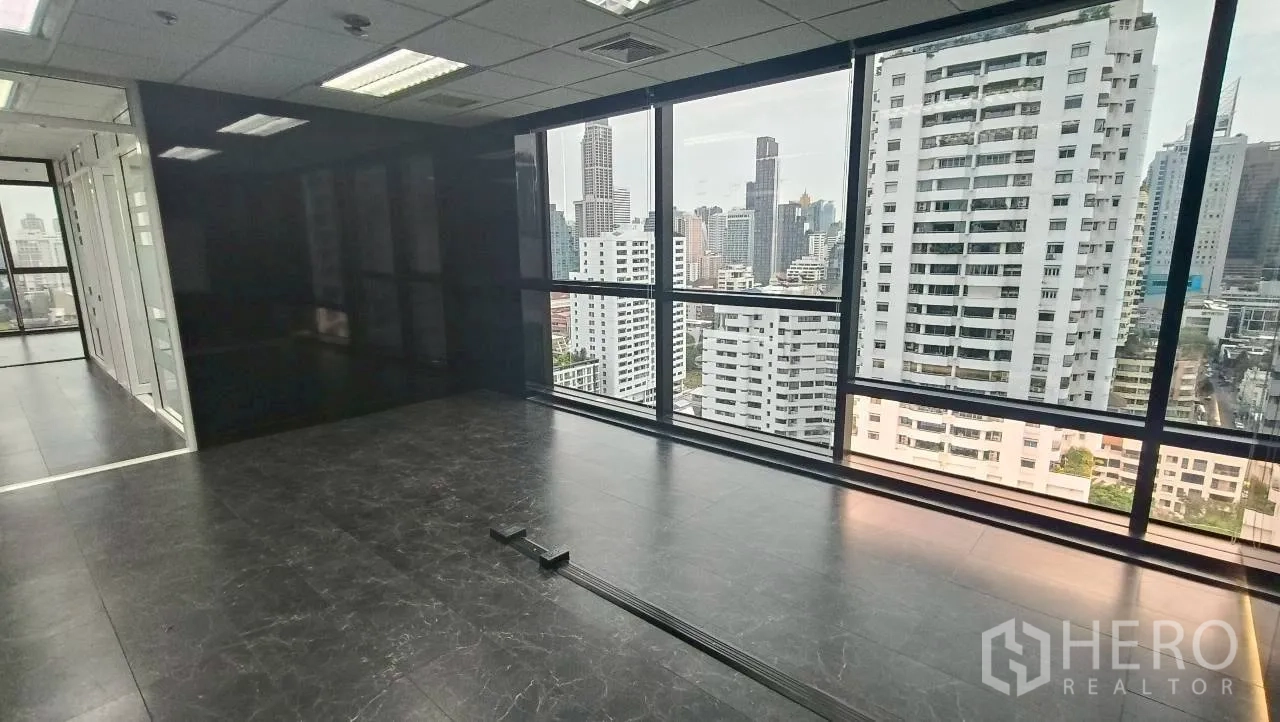 ออฟฟิศ for rent in Ratchathewi, Bangkok - พื้นที่โอเพ่นสเปซรับวิวเมืองผ่านกระจกล้อมมุม.