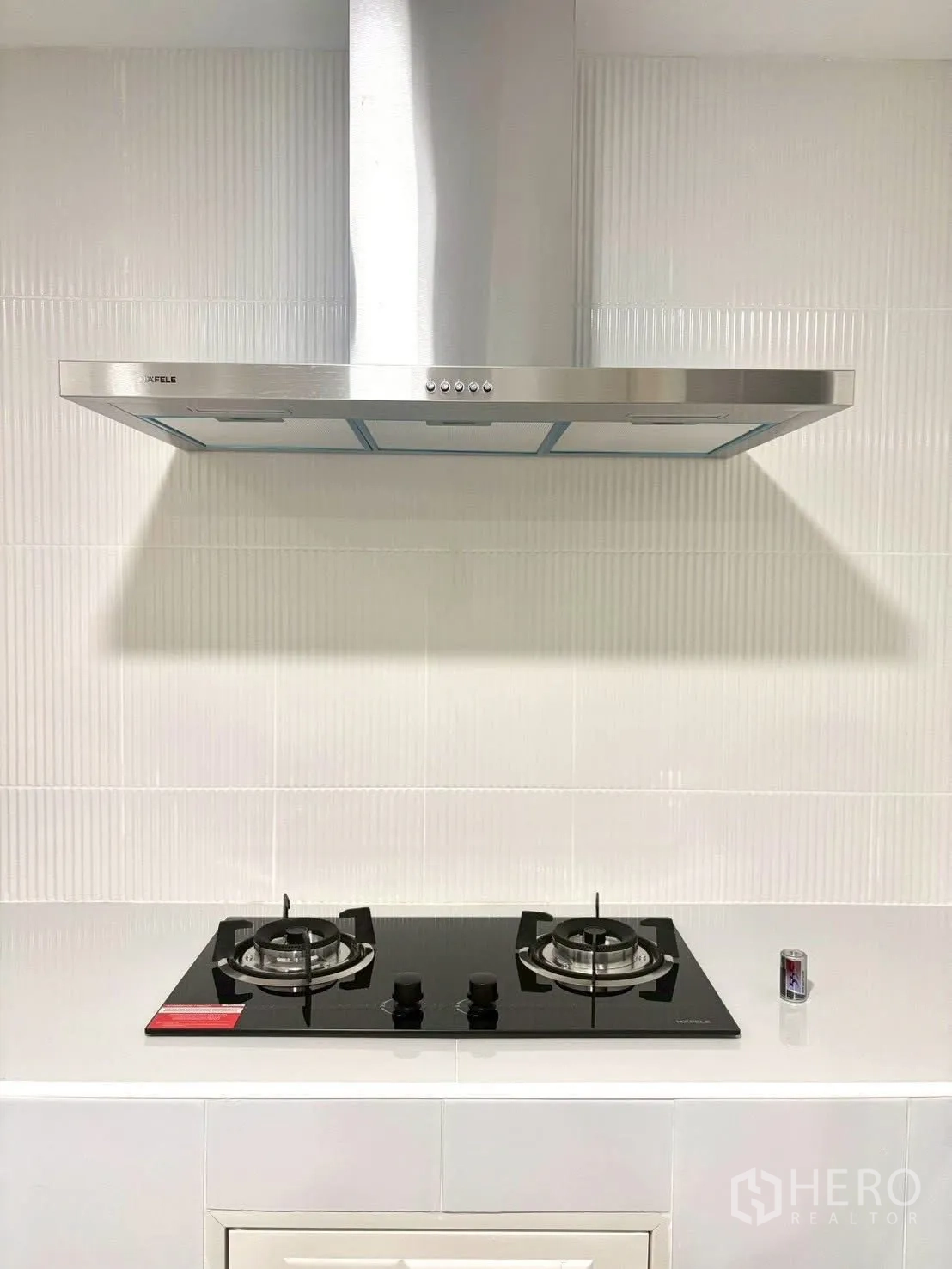 联排别墅 for rent in Huai Khwang, Bangkok - 不锈钢抽油烟机与双头燃气灶特写。