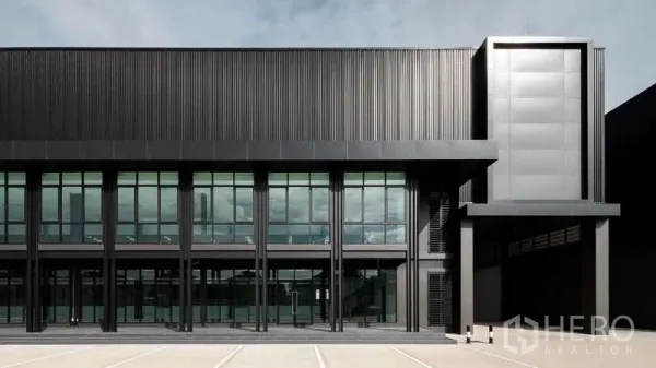 คลังสินค้า ให้เช่า - ด้านหน้าอาคารโกดังและออฟฟิศผนังกระจก พร้อมช่องจอดรถตีเส้น