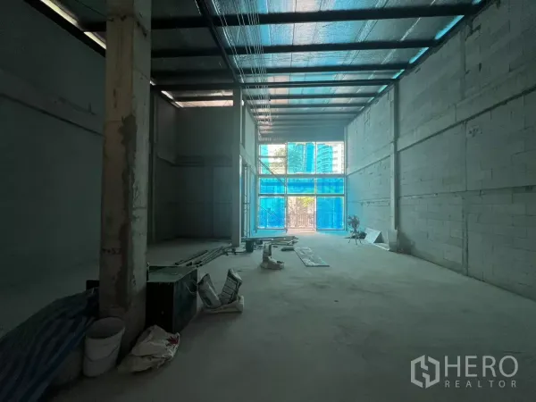 零售空间 出租在Khlong Toei, Bangkok - 深进式零售毛坯，挑高天花，前方玻璃采光