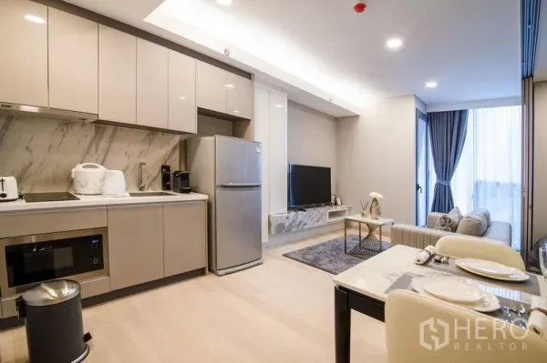 คอนโด ให้เช่าในKhlong Toei, Bangkok - ครัวบิวท์อินตู้หน้ามัน เฉลียงหินอ่อน และมุมทานอาหารถัดกัน