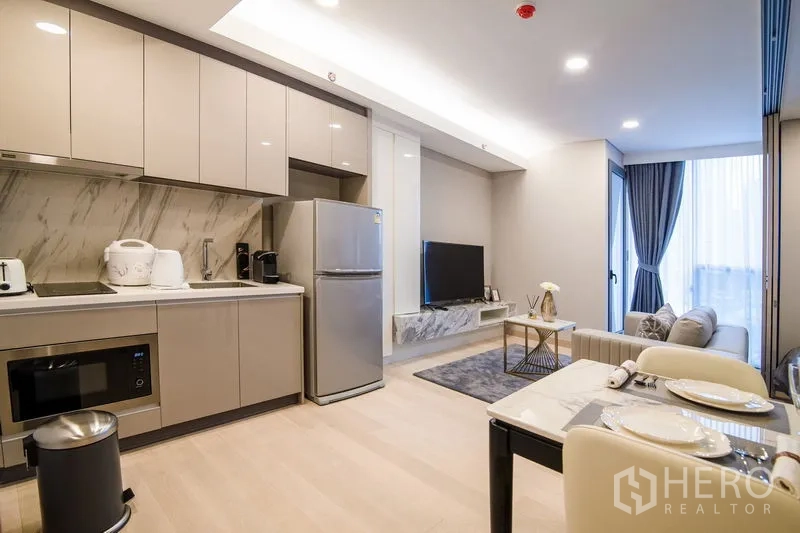 คอนโด ให้เช่าในKhlong Toei, Bangkok - ครัวบิวท์อินตู้หน้ามัน เฉลียงหินอ่อน และมุมทานอาหารถัดกัน