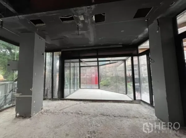 พื้นที่ขายปลีก ให้เช่า - มุมมองภายในไปยังโถงกระจกมุมหน้าร้าน สำหรับแสดงสินค้าเห็นเด่นจากถนน