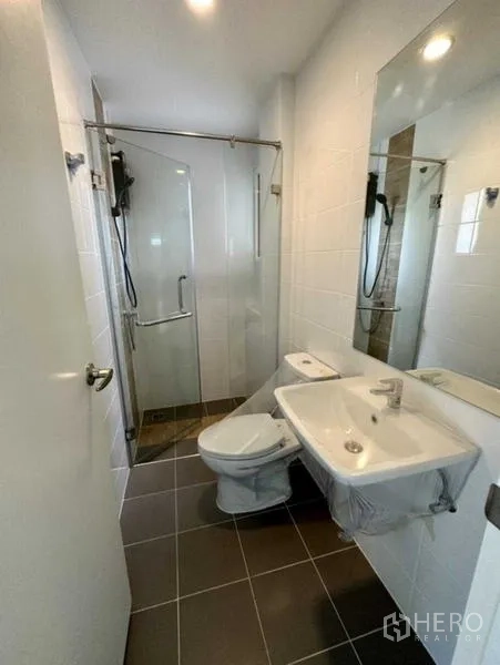 Townhouse for rent in Bang Phli, Samut Prakan - Compact bathroom with glass shower and white sanitary ware.