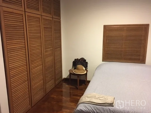 คอนโด ให้เช่าในPathum Wan, Bangkok - ห้องนอนที่สอง พร้อมตู้เสื้อผ้าบิลท์อินบานเกล็ดไม้และโต๊ะข้างเตียง