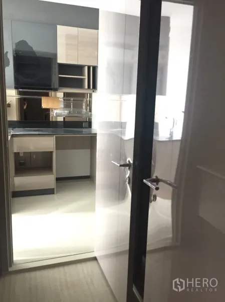คอนโด ขายในDin Daeng, Bangkok - มุมครัวสว่างมองผ่านประตูกระจกเงา พร้อมตู้แขวนและเคาน์เตอร์