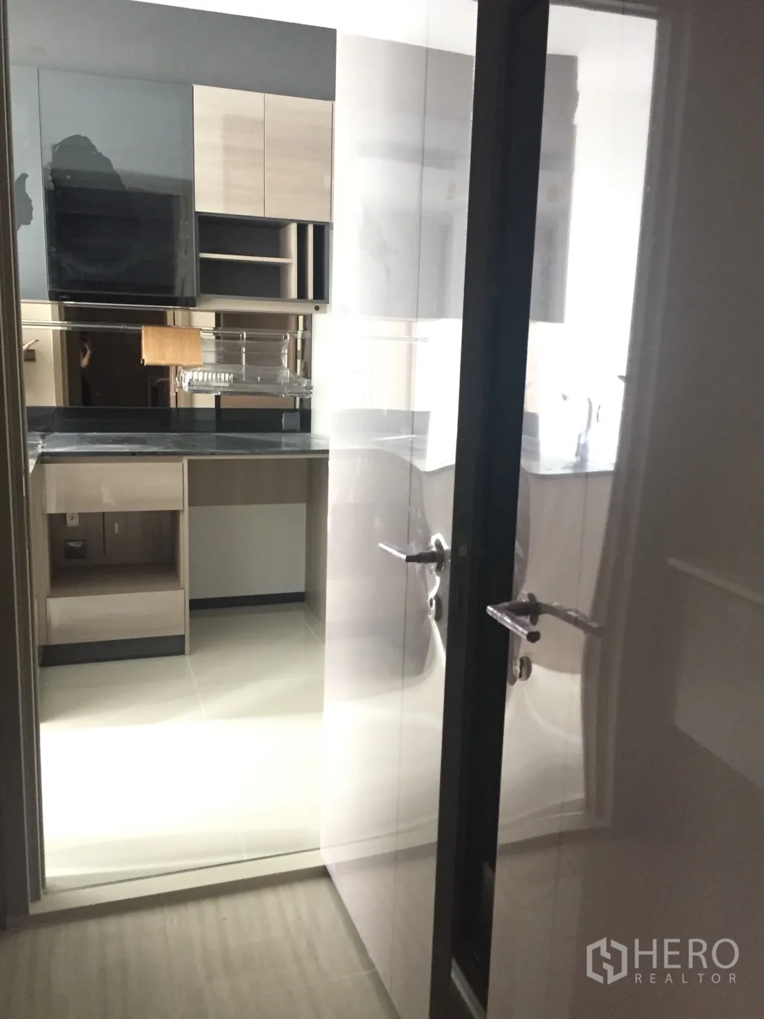 คอนโด ขายในDin Daeng, Bangkok - มุมครัวสว่างมองผ่านประตูกระจกเงา พร้อมตู้แขวนและเคาน์เตอร์