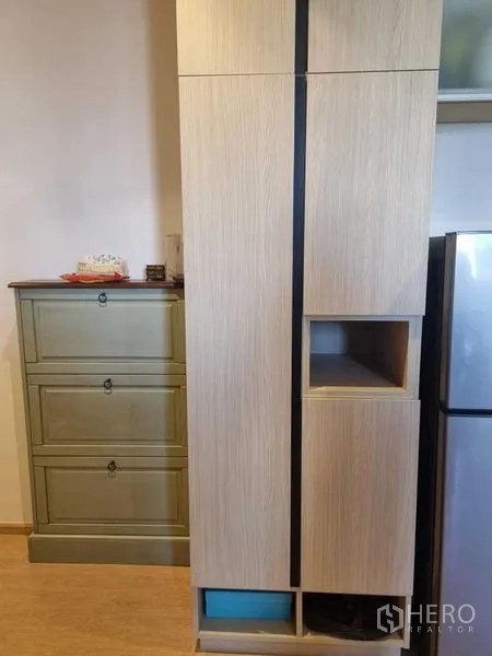 คอนโด ให้เช่าในWatthana, Bangkok - ตู้บิลท์อินไม้สีอ่อนข้างตู้เย็นและตู้ลิ้นชักสีเขียว