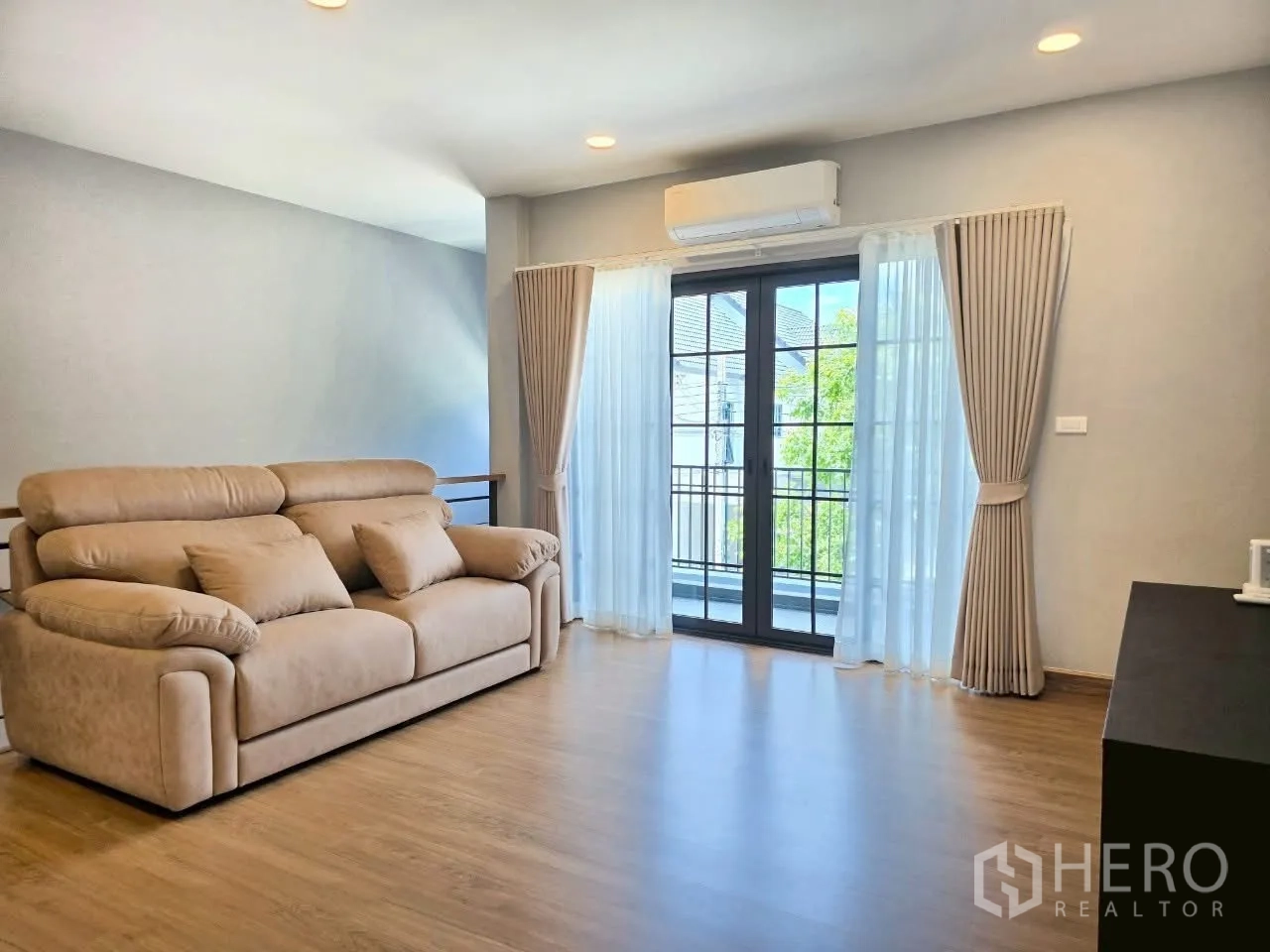 独栋房屋 for rent in Bang Phli, Samut Prakan - 二层家庭起居区，沙发与阳台门