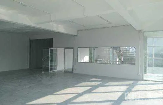 货栈 出租或出售在Prawet, Bangkok - 开放式办公楼层，设窗与玻璃门，可眺望中庭。