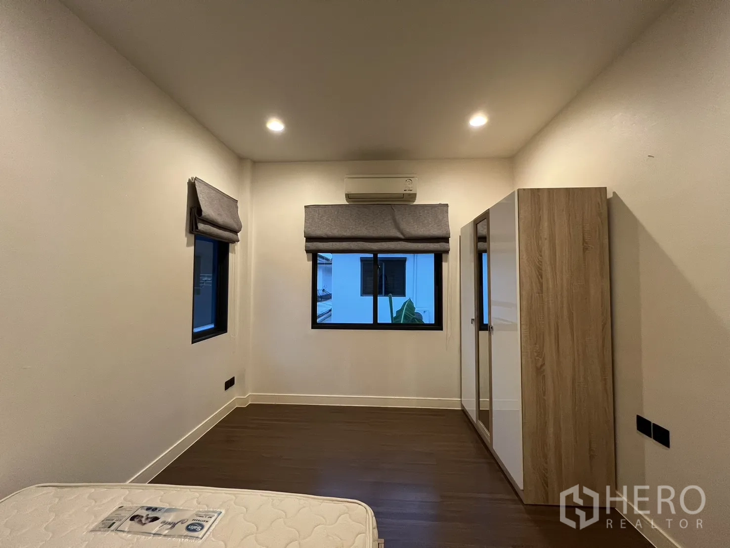 บ้าน ให้เช่าหรือขายในBang Kapi, Bangkok - ห้องนอนสว่างพร้อมตู้เสื้อผ้าและหน้าต่างสามบาน