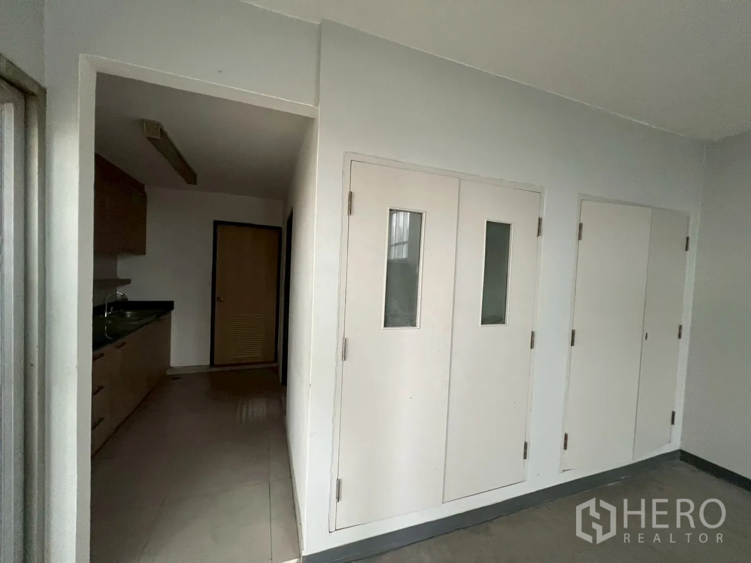 สำนักงาน ให้เช่าในWatthana, Bangkok - โถงทางเข้าพร้อมประตูหลายบานและทางเข้าห้องแพนทรี/เก็บของ