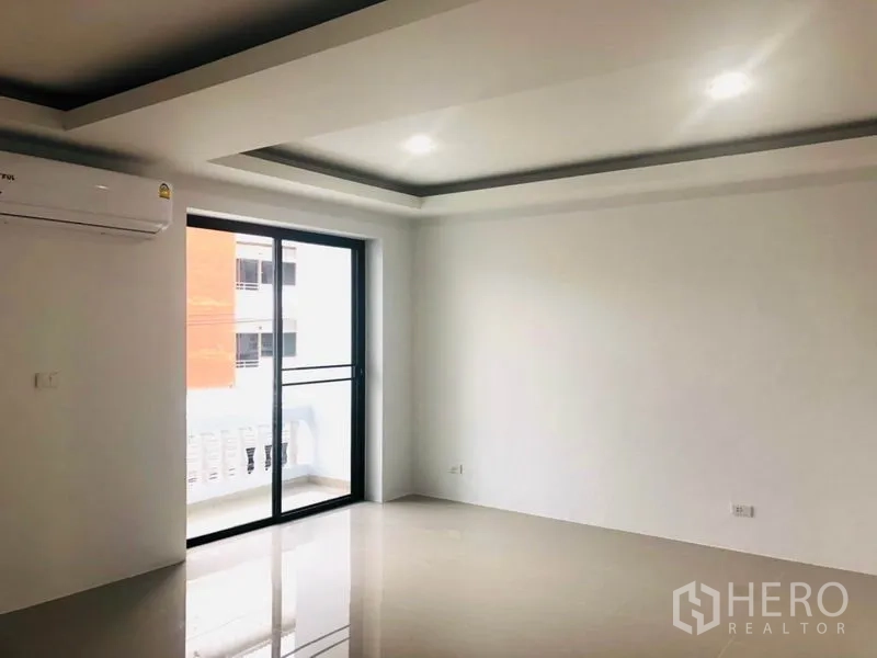 สำนักงานที่บ้าน ให้เช่าในKhlong Toei, Bangkok - ห้องนอนหรือพื้นที่ออฟฟิศกว้าง ฝ้าหลุม ประตูกระจกเลื่อนไประเบียง และแอร์