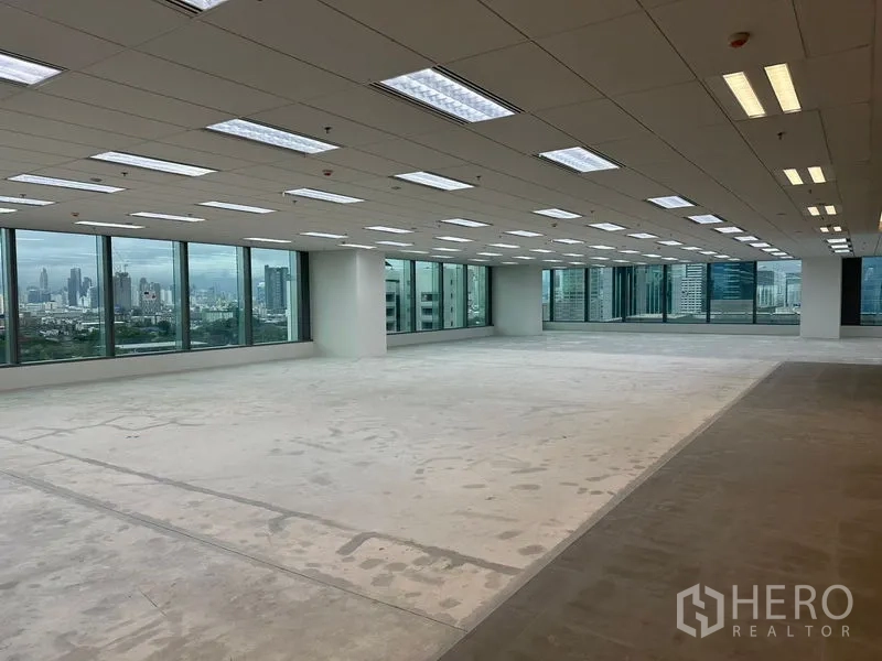 Office Space for rent in Ratchathewi, Bangkok - Corner office space with panoramic windows, bright LED lighting and city skyline views.