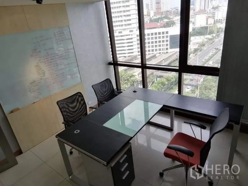 สำนักงาน ให้เช่า - ห้องมุมทำงานโต๊ะรูปตัว L กระจกบานสูงจากพื้นจรดเพดานมองเห็นวิวเมือง
