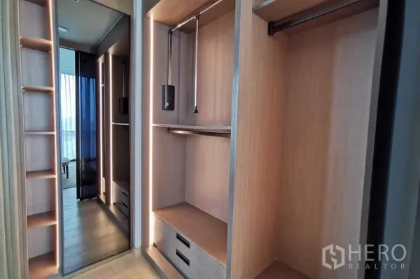 公寓 出租或出售在Watthana, Bangkok - 内置步入式衣帽间，开放式搁架、挂杆和全身镜。