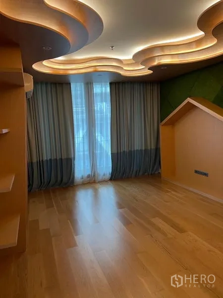 คอนโด ให้เช่าหรือขายในSathon, Bangkok - ห้องกว้าง เพดานลวดลายคลื่นพร้อมไฟ ซึมไม้ และหน้าต่างติดผ้าม่าน