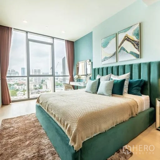 คอนโด ให้เช่าหรือขายในWatthana, Bangkok - ห้องนอนที่สองพร้อมหน้าต่างบานใหญ่ หัวเตียงบุนวม โต๊ะเครื่องแป้ง และวิวเมือง