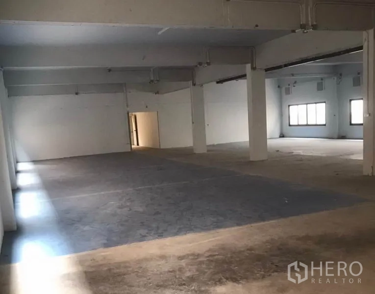 工厂 出租在Bang Bua Thong, Nonthaburi - 大型厂房大厅，柱体分隔，多功能区域与后方通道