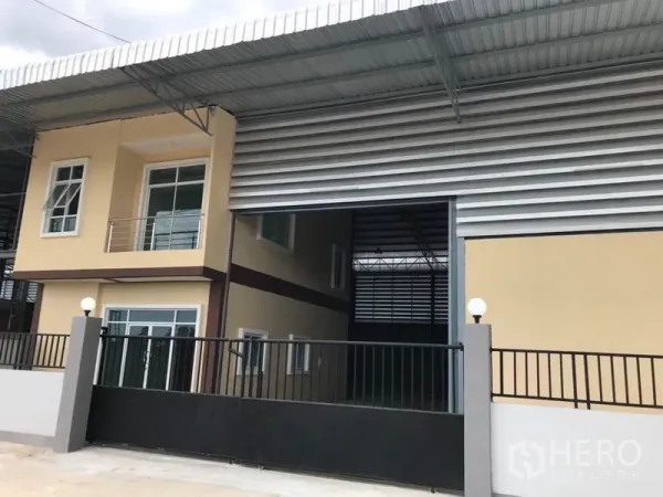 คลังสินค้า ให้เช่าในSamut Sakhon - ด้านหน้าโกดังพร้อมสำนักงาน 2 ชั้น ประตูม้วนกว้าง และหลังคากันสาดขนาดใหญ่