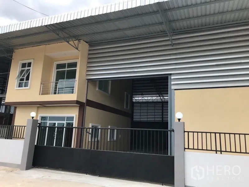 คลังสินค้า ให้เช่าในSamut Sakhon - ด้านหน้าโกดังพร้อมสำนักงาน 2 ชั้น ประตูม้วนกว้าง และหลังคากันสาดขนาดใหญ่