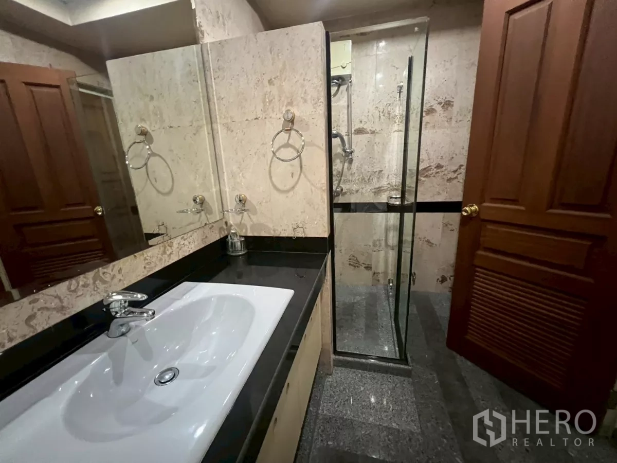 店屋 出租在Bang Rak, Bangkok - 卫浴配大号台盆、镜面与玻璃淋浴间。