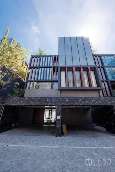 独立式住宅 出售在Prawet, Bangkok - 临街视角，双车位车棚与高挑竖窗。