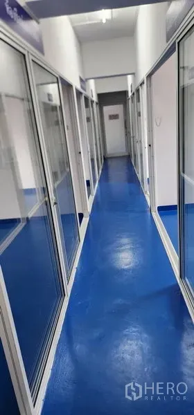 货栈 出租在Bueng Kum, Bangkok - 蓝色环氧地坪走廊，仓库内两侧玻璃隔间。